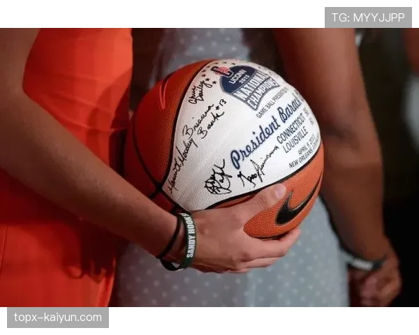 NCAA女篮冠军教练开设大师课,分享建构防守体系的心得 NCAA女篮冠军教练开设大师课,分享建构防守体系的心得